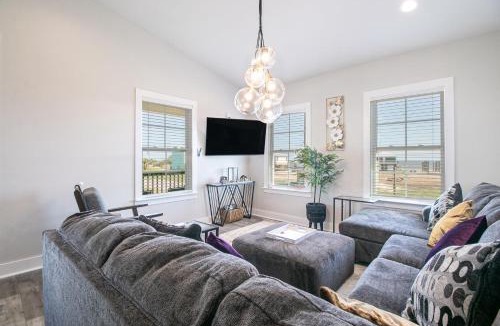 Mississippi City Apartment | Steps Away from Cruisin' the Coast , Gulfport 2BR, Game Room, and Free Parking