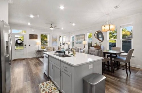 South Pensacola House | Steps from historic Palafox! Bright 2022 Pensacola townhome sleeps 6 (1 King, 2 Queens) with 3 ensuite baths. Features a chef’s kitchen with a double oven, private balcony, fast WiFi, and laundry. Minutes from downtown and beaches!