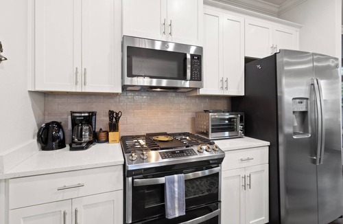 South Pensacola House | Steps from historic Palafox! Bright 2022 Pensacola townhome sleeps 6 (1 King, 2 Queens) with 3 ensuite baths. Features a chef’s kitchen with a double oven, private balcony, fast WiFi, and laundry. Minutes from downtown and beaches!