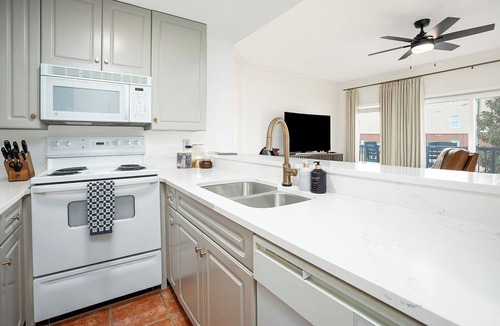 Auburn Condo | Steps to Auburn's Campus ~ Beautifully Remodeled Condo + Sleeps 8