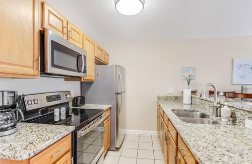 Biloxi Cottage | Steps to Beach, Short drive to Casinos, Coliseum, & all Biloxi's entertainment!