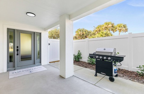 New Smyrna Beach House | 🏖️Steps to Beach | Perfect for Large Groups | Flip Flop Living North🏖️