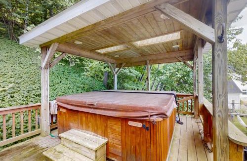 Beulah House | Steps to Crystal Lake! Group Getaway w/Hot Tub