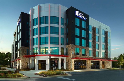 Tuscaloosa Hotel | Steps to Mercedes-Benz Amphitheater + Rooftop Bar