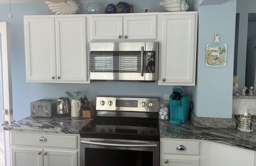 Jacksonville Beach Cottage | Steps to Ocean + Fenced Yard: Twin Palms Cottage
