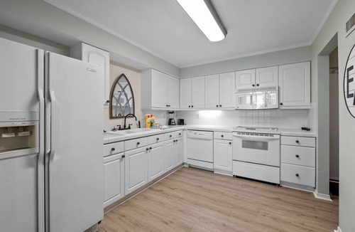 Scenic Gulf Drive Condo | Steps to the Beach, Pool, Location, Location! Great for Families and Groups