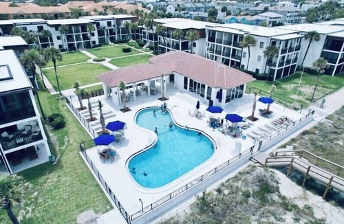Jacksonville Beach Condo | STEPS TO THE SAND 🦩🏄‍♀️🏝 2 WEEK MINIMUM