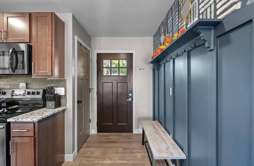 Cadillac House | StoneLedge Lake Sauna&Spa Cozy 2-Bed, 1-Bath lakeside retreat on StoneLedge Lake