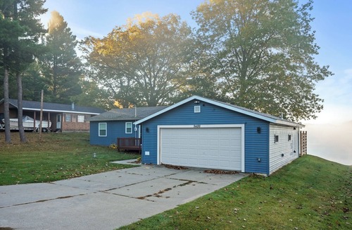 Cadillac House | StoneLedge Lake Sauna&Spa Cozy 2-Bed, 1-Bath lakeside retreat on StoneLedge Lake