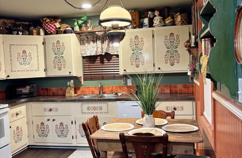 Hattiesburg Cottage | Storybook Cottage Near Downtown Hattiesburg-Family Friendly