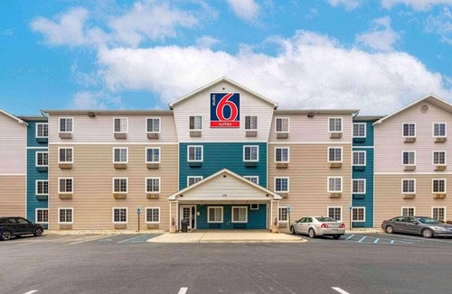 Pelham Apartment | Studio 6 Birmingham Pelham|Cozy 2 Full Beds|Smoking|Kitchen