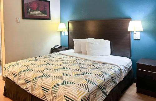 Flournoy Hotel | Studio 6 Suites Shreveport, LA Industrial Loop