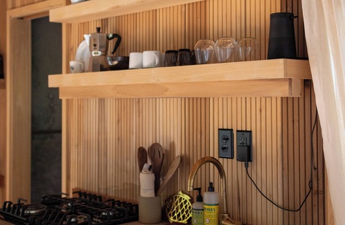 Florence Cabin | Studio, Custom Lakeside Experience w Kayaks & King