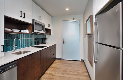 Crystal Springs Apartment | Studio King Suite in Grand Rapids with AC, WiFi, Fitness Room and Breakfast