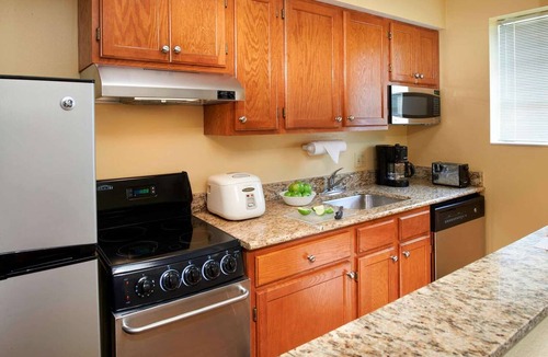 Novi Apartment | Studio Suite - Queen w/Kitchen & Living Space Near Top Detroit Dining Spots