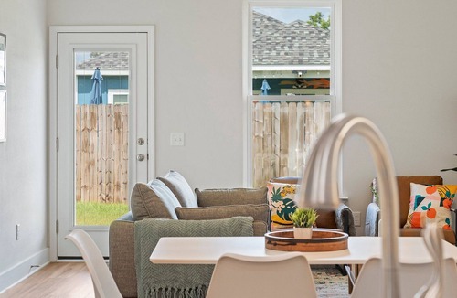 Ono Island Cottage | Stunning Beach Cottage, Minutes to Beach and Parks