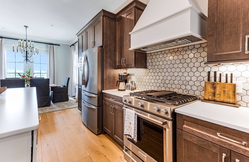 Hitch Village - Fred Wessels Homes House | Stunning Eastern Wharf Riverwalk Home w/Parking by Lucky Savannah