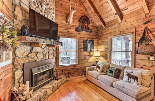 Walnut Mountain House | Stunning Ellijay Cabin w/Community Amenities