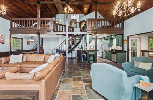 Tate Cabin | Stunning Mountain Views Sleeps 20 Dog-Friendly Game Room & Fire Pits