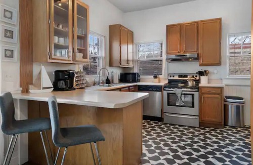 Birmingham House | Stunning Retreat with a pool, sleeps 12 guests, walking distance to Downtown.
