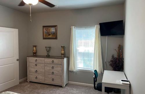 Valdosta Apartment | Stylish 1BR 2 Beds Near VSUSGMC Wild Adveture