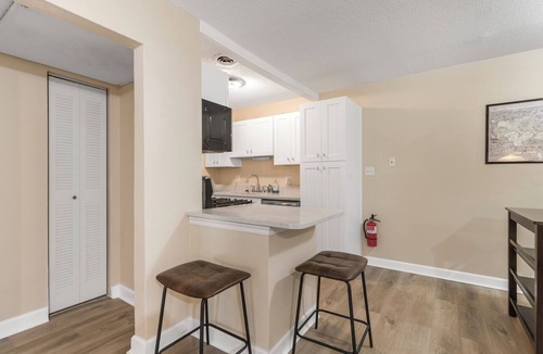 Gainesville Apartment | Stylish 1BR Getaway Near UF & Dining