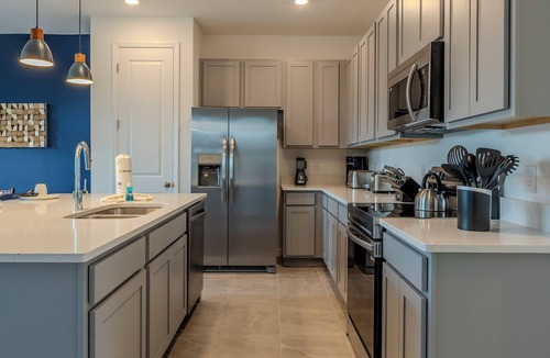 Davenport House | Stylish 3BD/2BA Pet-Friendly Townhouse 350