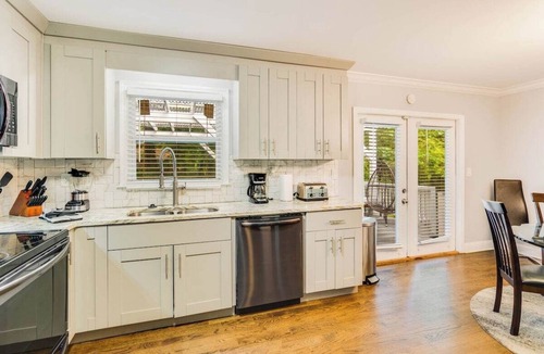 Decatur House | Stylish Atlanta Home 6BR Sleeps 12