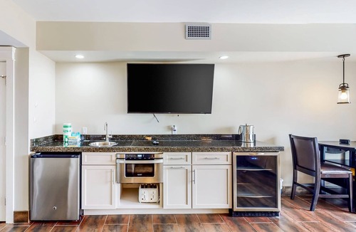 Baytowne Wharf Apartment | Stylish condo with lagoon pool & beach access - snowbirds welcome