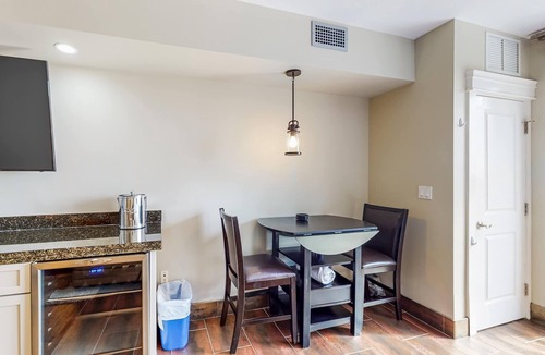 Baytowne Wharf Apartment | Stylish condo with lagoon pool & beach access - snowbirds welcome