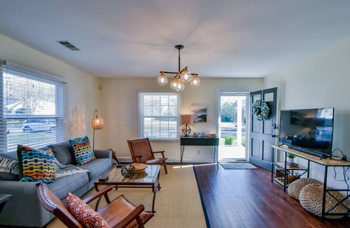 Northport House | ♥ Stylish Cottage ☞ 1 Mile to University and Main Street ☞ Free Parking ★ High S
