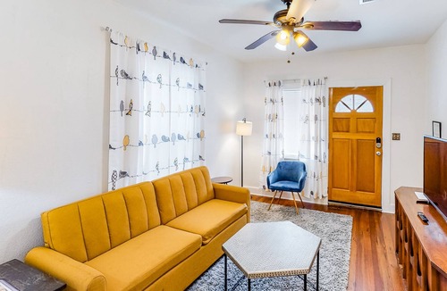 East Riverside Cottage | Stylish cottage in the heart of town w/ yard, full kitchen, central AC, & more!