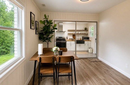Atlanta House | Stylish & Modern 2BR Suite -Private Entry - Prime Location
