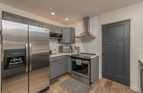 Springfield House | Stylish Modern Home: Entertaining Den & Prime Location!