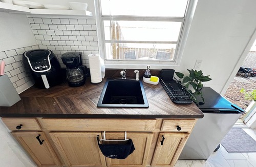 Wadeview Park Apartment | Stylish Orlando Studio – 2 Queens, Fast WiFi, Private Patio, Near Disney Parks!