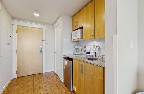 Baytowne Wharf Apartment | Stylish suite with a shared pool,hot tub and golf course,bay views