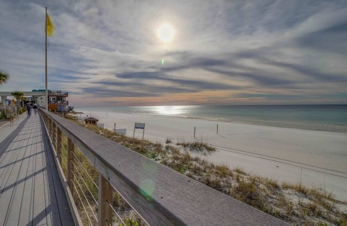 Baytowne Wharf Apartment | Stylish suite with a shared pool,hot tub and golf course,bay views