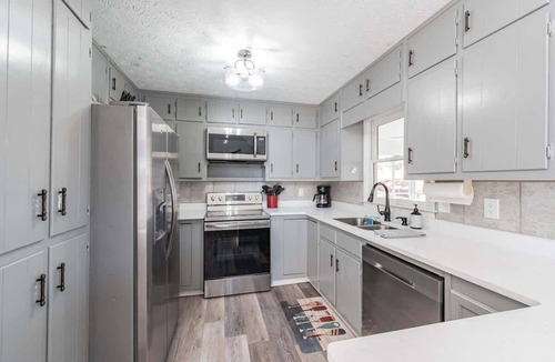 Buckhead House | Sugar Creek Retreat - Come Stay & Play at The Lake
