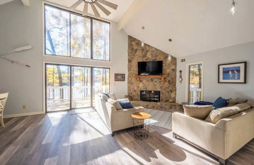 Buckhead House | Sugar Creek Retreat - Come Stay & Play at The Lake