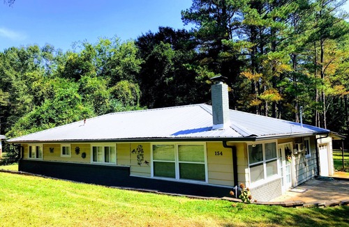 Iuka House | Summer Openings! Perfect spot on lake for fishing! Spacious home & backyard