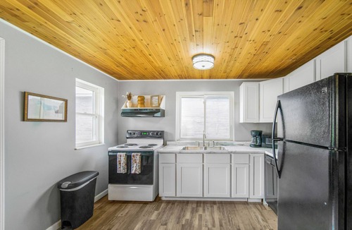 Frankenmuth Cottage | Summer Sale! Country Guesthouse near Waterparks and Birch Run Outlets