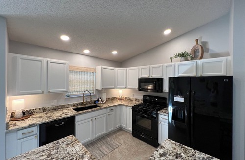 Springdale House | Sunny 3BR Florida retreat with private lanai and open-concept living near golf and dining.