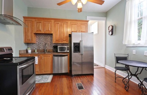Irish Channel House | Sunny Historic 2br Magazine Street House