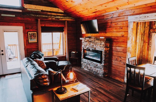 Mid America Cabin | Sunrise Point Treehouse - Starlight Haven