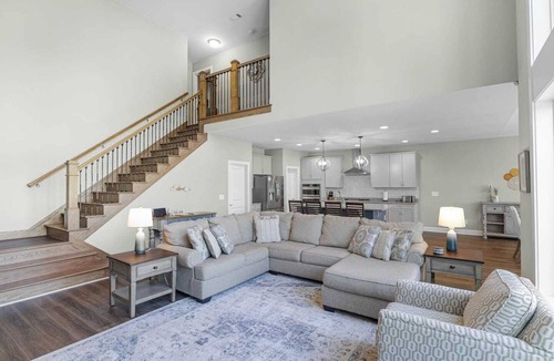 Seneca House | Sunrise Retreat on Lake Keowee with Hot Tub!