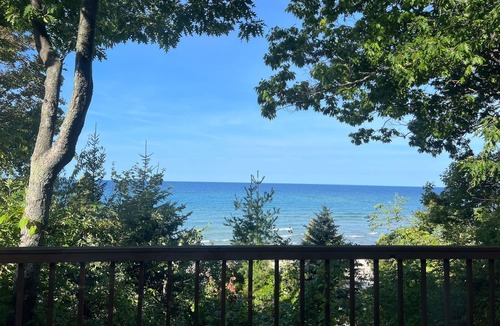 Harbor Springs House | Sunset Landing - Private Sandy Beach, Lamkin Drive 3 BD, 2 BATH (Sleeps 6)