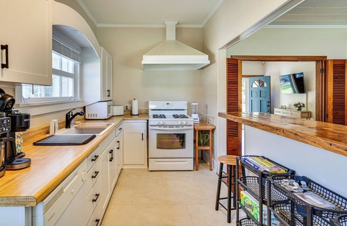 Baldwin House | Sunshine Under the Oak: Baldwin Home w/Patio!