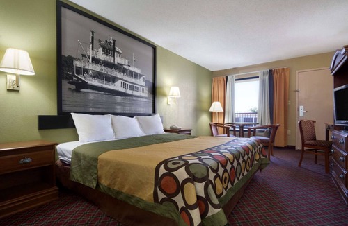 Hattiesburg Hotel | Super 8 by Wyndham Hattiesburg North/University Area