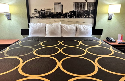 Hattiesburg Hotel | Super 8 by Wyndham Hattiesburg North/University Area