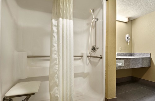 Hattiesburg Hotel | Super 8 by Wyndham Hattiesburg North/University Area